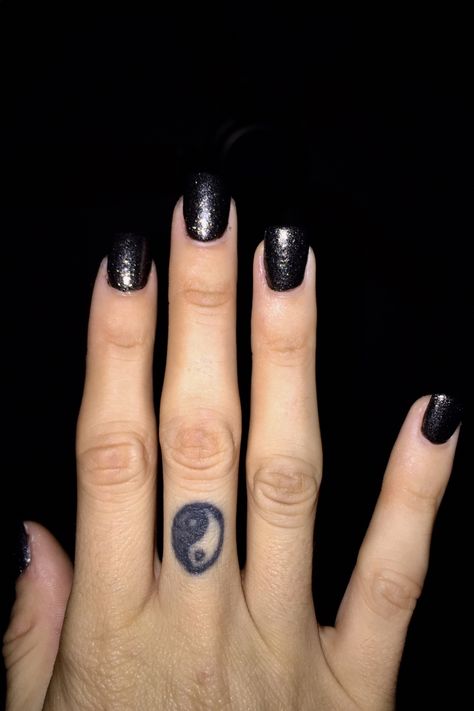 Small Yin Yang finger tattoo -lєtítвєвríght  #tattooideas #fingertattoos #nailinspo #yinyang Ying Yang Tattoo Finger, Ying Yang Finger Tattoo, Ying Yang Tattoo, Tattoo Finger, Yang Tattoo, Finger Tattoo, Ying Yang, Finger Tattoos, Yin Yang