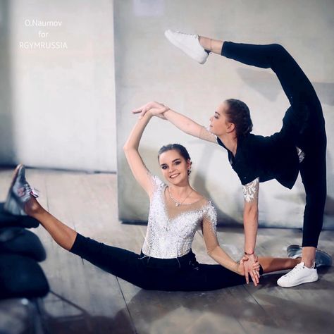 Gymnast Poses, Dina And Arina Averina, Averina Twins, Flexibility Stretches, Be More Flexible, Rhythmic Gymnastics Training, Rhythmic Gymnast, Rhythmic Gymnastic, Gymnastics Photography