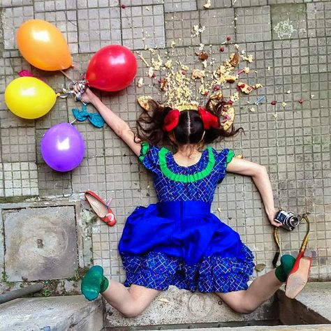 Twisted Photos Depict People in the Moment After a Fall - #Art+Graphics, #Photography #Art, #Photography (source: creativespotting.com) Instagram Projects, Photographic Projects, People Poses, Photographs Of People, Photo Series, E Card, Ecards Funny, Falling Down, Birthday Humor