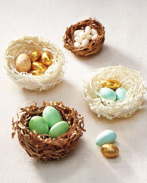 Make these fabulous shredded paper nests for your Easter Table. Great favors or for place settings filled with yummy Easter goodies and treats! Diy Osterschmuck, Easter Nests, Blowing Up Balloons, Small Balloons, Sweet Paper, Easter Goodies, Easter Egg Crafts, Shredded Paper, Egg Crafts