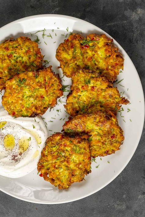 Crispy on the outside and moist on the inside, these mucver are the best vegetarian dinner or appetizer. #turkishfood #mucver Wfpb Vegan, Green Eating, Turkish Food, Zucchini Fritters, European Cuisine, Mediterranean Cuisine, European Food, Middle Eastern Recipes, Vegetarian Dinner