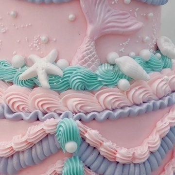 Ells Sweet Treats | Custom Cakes on Instagram: "Vintage piping with a touch of mermaid 🐚 . . . #ellssweettreats #mermaidcake #vintagecake #handpiped #mermaidvibes #kidscakeinspo #buttercreamcakes #cakedecorating #cakelady #katytxevents #katytxbaker #katytxcakes #vintagecakes #pastelcake" Mermaid Heart Cake, Mermaid Vintage Cake, Fairy Kei Aesthetic, Kei Aesthetic, Mermaid Vintage, Little Mermaid Cakes, Mermaid Theme Birthday Party, Pastel Cakes, Vintage Pipes