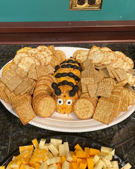 1st Bee Day Party Favors, First Beeday Party Food, Honey Bee Party Food Ideas, Bee Birthday Party Food Ideas, Honey Themed Party Food, Bee Themed Snacks Parties Food, Honey Bee Shower Theme, Bee Themed Drinks, Bee Graduation Party