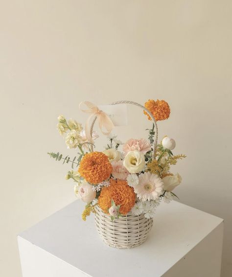 Flower Basket Ideas, Fruit Flower Basket, Floral Therapy, Basket Flower Arrangements, Felt Bouquet, Basket Flowers, Flower Shop Decor, Bouquet Photography, Flora Design