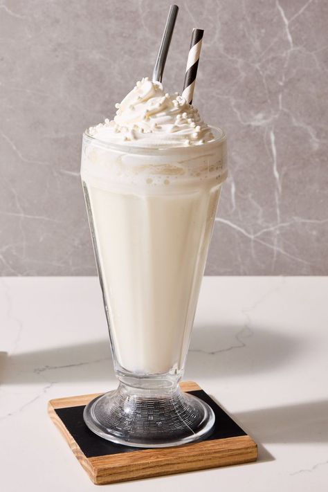 Vanilla Milkshakes without Ice Cream White Chocolate Milkshake, Vanilla Ice Cream Shake, Milkshake Without Ice Cream, Vanilla Milkshake Recipe, Cream Horse, Ice Cream Milkshake, Games Outfits, Food Photography Dessert, White Drinks