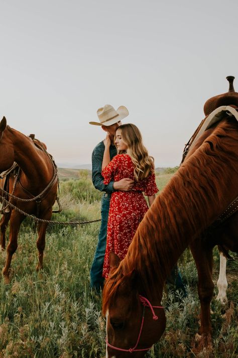 Horse Engagement Pictures, Horse Family Photoshoot, Family Photoshoot With Horses, Family Pictures With Horses Ideas, Couples Photos With Horses, Horses Photoshoot, Engagement Shoot With Horses, Couples Photoshoot Horses, Couples Photo Shoot With Horses