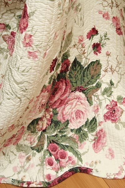 Bright House, Shabby Chic Quilts, Chic Quilts, Chic Bedrooms, Estilo Shabby Chic, Chic Bedding, Shabby Chic Bedding, Cabbage Rose, Shabby Chic Bedroom