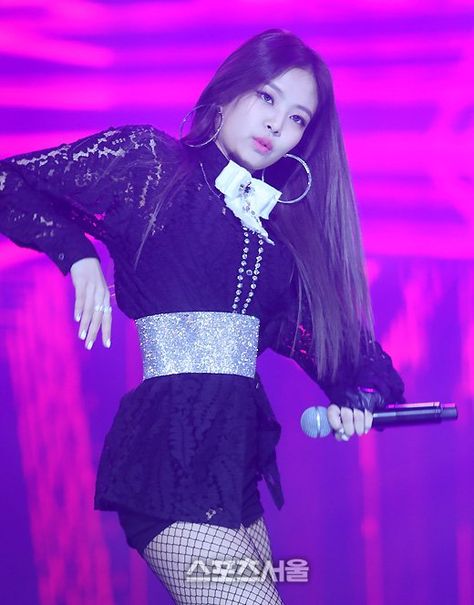 High Class Fashion, Claw Machine, Seoul Music Awards, Lisa Blackpink Wallpaper, Stage Outfits, Blackpink Jennie, The Scene, Kpop Girl Groups, Pop Fashion