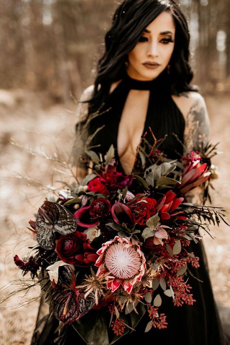 Black Wedding Dress Bouquet, Dark Romantic Wedding Theme, Bangs Round Face, Face Shape Hair, Romantic Forest, Dark Romantic Wedding, Gothic Wedding Theme, Witch Wedding, Dark Wedding Theme