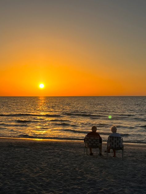 old couple relarionship love sunset florida aesthetic pretty beautiful lawn chairs ocean ocean core sea Old Couples In Love Aesthetic, Old Couple Aesthetic, Old School Love Aesthetic, Cait Core, Couple At Sunset, Old Couple In Love, Couples Chair, Florida Aesthetic, Love Sunset