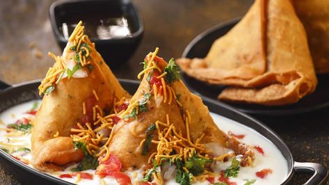 Chaat Photography, Keema Samosa, House Indian, Samosa Chaat, Sweet Milk, Samosa Recipe, Sbs Food, Chaat Recipe, Vegetarian Snacks