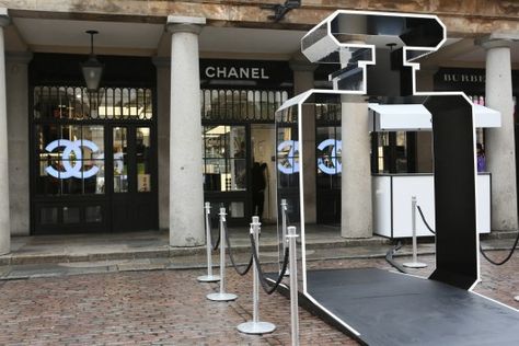 Re-discover Chanel No 5 in Covent Garden Bridal Shop Ideas, Fragrance Display, Store Exterior, Popup Store, Retail Trends, Photo Zone, Perfume Display, Covent Garden London, Retail Inspiration