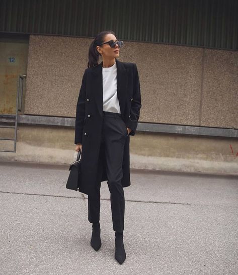 You Can't Go Wrong With Chic Basics Outfit Minimalista, Boots Outfit Ankle, Work Trousers, Mode Casual, Anna Wintour, Business Outfit, Mode Inspo, Looks Chic, Autumn Outfit