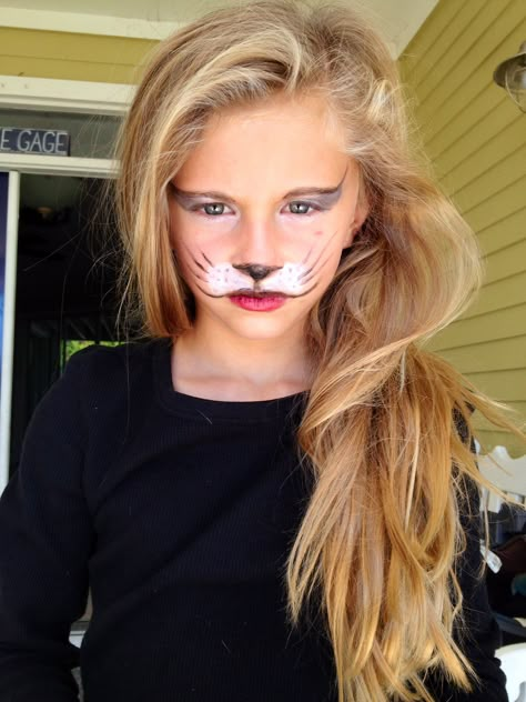 Face painting on Tatumn. Beautiful! Lion Face Paint Easy, Wolf Face Paint, Lion Face Paint, Cat Face Makeup, Lion Makeup, Wolf Makeup, Kitty Face Paint, Obličejové Masky, Wolf Face