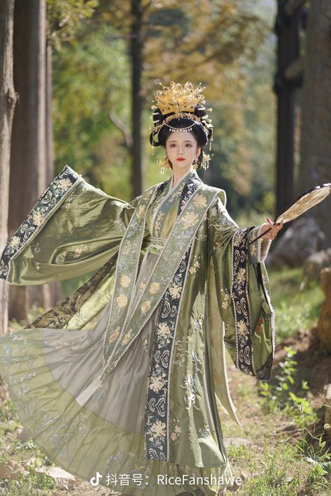 Japanese Royalty Clothing, Japanese Royalty, Huang Xiaoming, Royalty Clothing, Chinese Empress, Traditional Asian Dress, Ancient Dress, Chinese Princess, Queen Outfit