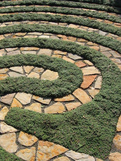 Garden Labyrinth, Zen Backyard, Garden Maze, Labyrinth Garden, Garden Plot, Labyrinth Maze, Labyrinth Design, Sandstone Paving, Walking Meditation