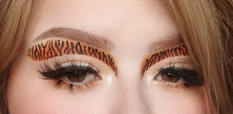 Tiktok Eyeliner, 80s Animal Print, Eyeliner Eyelashes, Artsy Makeup, Makeup Tiktok, Dressup Party, Halloween Make Up, Tiger Stripes, Halloween Make