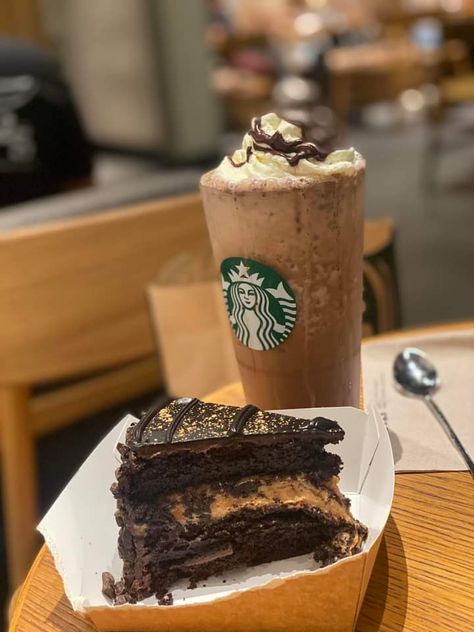 Dates Aesthetic, Coffee Dates Aesthetic, Pretty Desserts, Food Vocabulary, Liquid Glitter Eyeshadow, Yummy Alcoholic Drinks, Coffee Dates, Starbucks Coffee Recipes, Snap Food