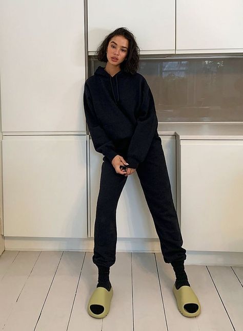 Black Joggers And Hoodie Outfit, Cozy Black Outfit, All Black Sweats Outfit, All Black Hoodie Outfit, How To Style Black Hoodie, Boyfriend Hoodie Outfit, All Black Sweatpants Outfit, Outfit With Black Hoodie, Black Hoodie Outfit Casual