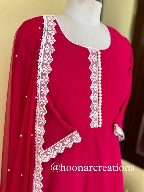 Plain Salwar Suit Designs With Lace, Plain Suits Design With Lace, Pakistani Lace Kurtas, Pakistani Lace Suits, Lace Designs On Suits, New Stylish Dress, Dress Stitching, Stylish Kurtis Design, Lace Suit