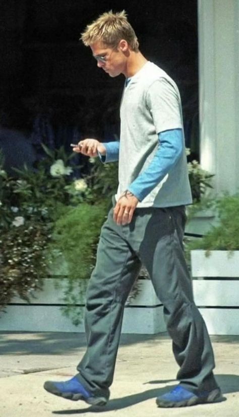 90s Brad Pitt, 90s Men Outfits, 2000s Street Style, 2000s Fashion Men, Brad Pitt Style, Brad Pitt Hair, 2000s Boys, 2000s Men, 90s Men