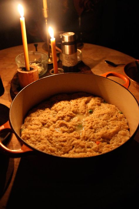 Stovetop baked chicken pot pie Baked Chicken Pot Pie, Lemon Roasted Chicken, Dutch Oven Chicken, Pot Belly Stove, Solar Oven, Dutch Oven Recipes, Fruit Filling, Cast Iron Dutch Oven, Cast Iron Cooking