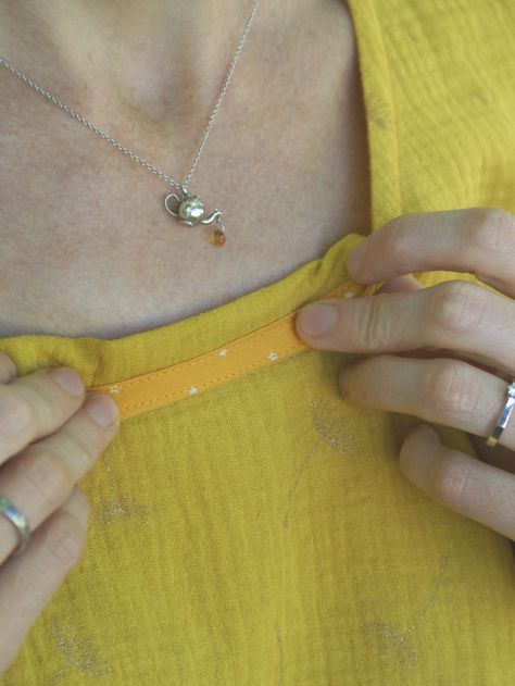 Comment coudre la double gaze? (avec du Scout tee dedans) – Faire ou défaire Sewing Tops, Baby Couture, Double Gaze, Diy Couture, Sewing Hacks, Diy Sewing, Cross Necklace, Chain Necklace, Couture