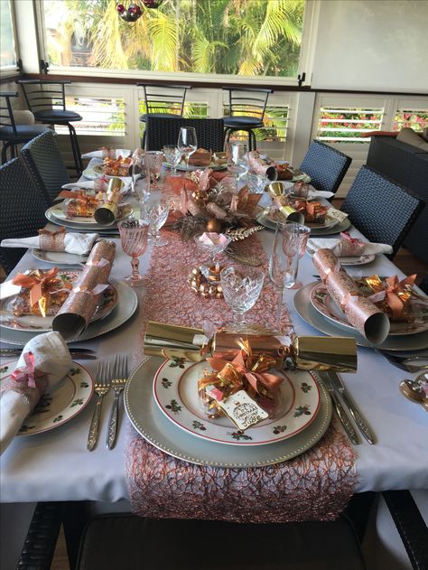 Table setting decorated for Christmas in rose gold Rose Gold Christmas Table, Xmas Table Ideas, Pink Christmas Table Setting, Rose Gold Table Decor, Gold Christmas Table, Pink Christmas Table, Christmas Rose Gold, Gold Table Decorations, New Year's Eve Decor