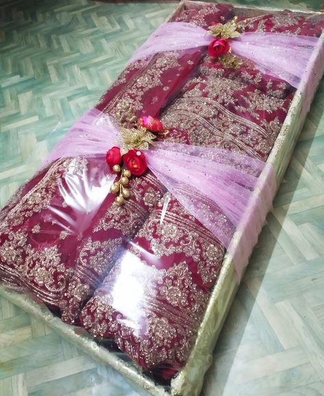 How to pack wedding dresses for bride.. wedding dresses Gift packing Idaes Bridal Dresses Packing Ideas, Lengha Packing Ideas, Gifts Packing Ideas Wedding, Chhab Packing, Bridal Packing Ideas Indian, Wedding Dress Gift Packing Ideas, Bridal Gift Packing Ideas, Dress Packing Ideas Wedding Indian, Dulhan Clothes Packing