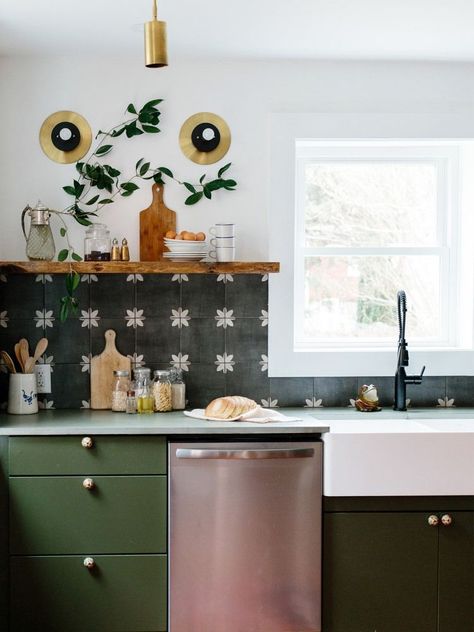 Army green concrete counters, a porcelain tile backsplash, and brass ceiling pendants in retro kitchen 1960s Wallpaper, Tudor Kitchen, Brooklyn Kitchen, Emily Henderson Design, Painted Kitchen Cabinets Colors, Renovation Budget, Row Houses, Green Kitchen Cabinets, Concrete Counter