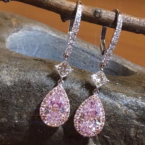 Schreiner Fine Jewellery.  Unique pair of white and natural pink diamond earrings from the ' Haute Joaillerie Collection '. Pink Diamond Earrings, Pink Halo, Emerald Halo, Pear Earrings, Sweet Jewelry, Writing Gifts, Classic Earrings, Trendy Earrings, Gift Jewelry