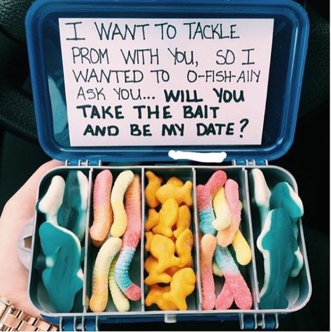 Romantic Promposal, Fishing Promposal, Promposal Ideas For Him, Best Prom Proposals, Prom Proposal Ideas, Cute Hoco Proposals, Prom Invites, Cute Promposals, High School Relationships