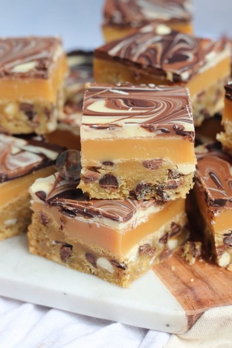 Millionaires Cookie Bars recipe by Jane's Patisserie Triple Chocolate Chip Cookies, Christmas Cookie Bars, Janes Patisserie, Tray Bake Recipes, Christmas Baking Recipes, Centerpiece Christmas, Easy Chocolate Chip Cookies, Chocolate Chip Cookie Bars, Bar Cookies