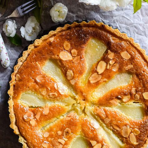 Pear and almond tart Pie Meringue, Shaker Lemon Pie, Pear Cardamom, Pear And Almond Tart, Pear Cake Recipes, Pear Almond, Almond Pastry, Almond Tart, Frangipane Tart