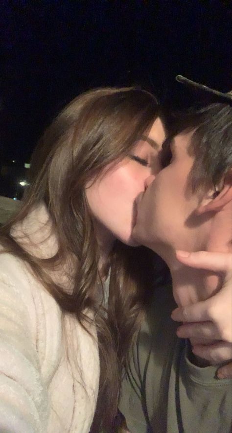 Kiss Aesthetic Couple, Brunette Boyfriend And Girlfriend, Kissing Selfie Ideas, Ft With Boyfriend, Kissing Poses For Pictures, Girlfriend And Boyfriend Goals Kiss, Photo Girlfriend And Boyfriend, Boyfriend And Girlfriend Pictures Kiss, Boyfriend Taking Pictures Of Girlfriend