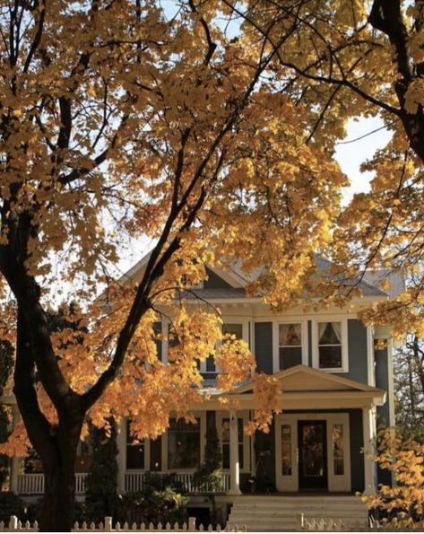 American House Exterior, Fall Houses Exterior, Aesthetic House Exterior, New England House, New England Aesthetic, Hufflepuff Aesthetic, Canada House, Beach House Interior Design, American Houses