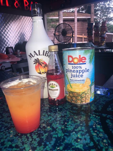 Things To Mix With Malibu, Easy Cheap Drinks Alcohol, Mix Alcohol Drinks, College Drinks Alcohol Recipes, Spring Break Drinks Alcohol, Drinks Alcohol Recipes Malibu, Mini Alcohol Drinks, Summer Achole Drinks, Mixed Drinks Alcoholic Wedding