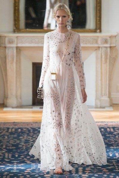 View the complete Valentino Spring 2017 collection from Paris Fashion Week. Rock Dress, Alternative Wedding Dresses, Moda Vintage, Fashion 2017, Spring 2017, Beautiful Gowns, Fashion Shows, Shinee, Wedding Gown