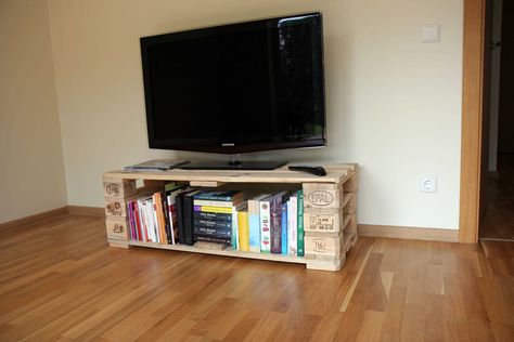 #LivingRoom, #PalletTvStand, #RecyclingWoodPallets Diy Tv Stand Ideas, Cheap Tv Stand, Build A Tv Stand, Weekend Home Projects, Tv Stand Ideas, Old Tv Stands, Pallet Tv, Pallet Tv Stand, Bedroom Tv Stand