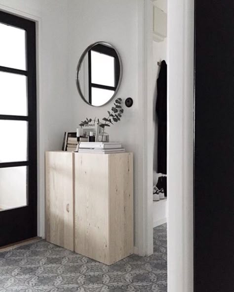 Une petite entrée stylée c'est possible avec un meuble gain de place en bois clair ! Ivar Entryway, Ikea Units, Entry Stairs, Hallway Inspiration, Ikea Ivar, Mirror On The Wall, Entry Hallway, Hall Decor, Transitional Living Rooms