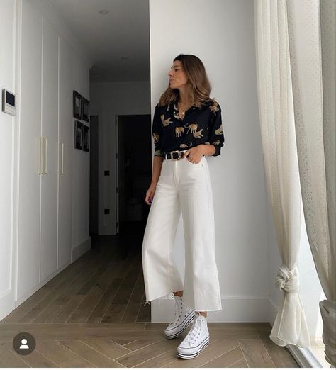 White Culottes Outfit, White Jeans Outfit Spring, Sneakers Outfit Work, Culottes Outfit, Jeans Outfit Spring, White Pants Outfit, Outfits Con Jeans, Look Jean, Business Casual Outfits For Work