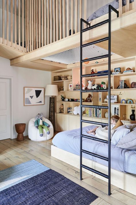 Image may contain Room Bedroom Indoors Furniture Bed Dorm Room Rug Shelf Human Person and Interior Design Tiny Home Loft Ideas, Loft Net, Barn Extension, Twins Bedroom, Loft Bedrooms, Cozy Loft, Loft Ideas, Loft Bedroom, Loft Beds