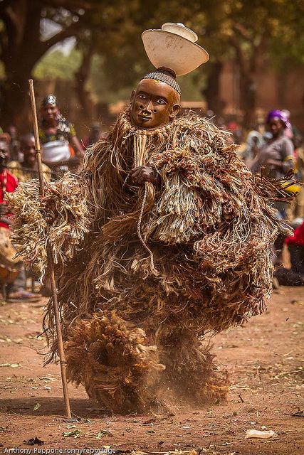 Festival des Masques de Dédougou, Burkina Faso West African Countries, African Dance, Arte Alien, African Spirituality, Festivals Around The World, Art Premier, African People, African Masks, African History