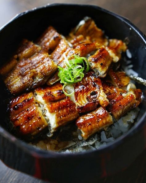 Unagi Donburi, Donburi Photography, Donburi Recipe, Steamed Rice, Japanese Dishes, I Want To Eat, Food Illustrations, Japanese Food, Amazing Food