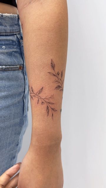 Leaf Around Arm Tattoo, Simple Floral Arm Tattoo, Wrap Wrist Tattoo, Fineline Flower Tattoo Arm, Dainty Wrap Around Tattoo, Leafy Floral Tattoo, Bracelet Arm Tattoo, Fineline Leaf Tattoo, Flower Fine Line Tattoo Arm