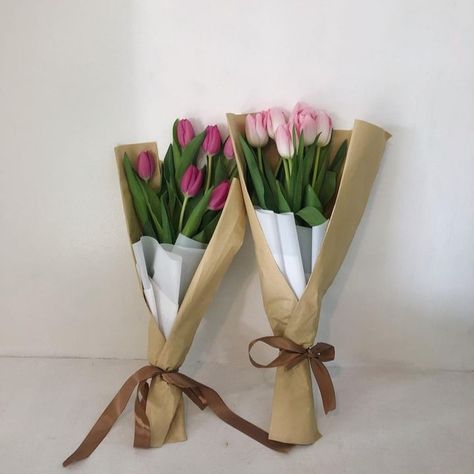 Simple Tulip Bouquet, Tulips Aesthetic Bouquet, Small Tulip Bouquet, Tulips Bouquet Aesthetic, Flower Bouquet Minimalist, Minimalist Flower Bouquet, Flowers Pink Bouquet, Pink Tulip Bouquet, Cute Tulips