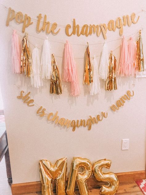 6 Tips For Throwing A Bachelorette Party! & "Insta Worthy" Decor Details! Bachelorette Rose Gold Theme, Brides Party Bachelorette, Napa Bachelorette, Lake Weekend, Suit Bride, Bachelorette Diy, Moh Duties, Bach Weekend, Disney Bachelorette