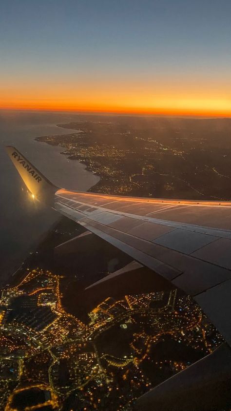 Airport Vibes, Plane View, 1950s Photos, Plane Photography, Airplane Wallpaper, Beach Sunset Wallpaper, Fly With Me, Airplane Photography, Sunset Travel