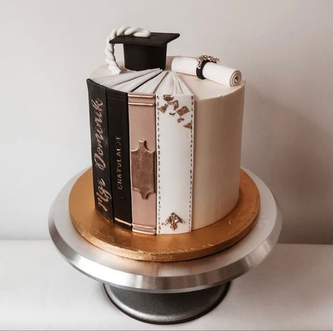 Cake With Books, Graduation Cake Ideas, Books Cake, Graduation Cake Designs, Super Torte, Graduation Party Desserts, Graduation Party Cake, Book Cakes, Graduation Party Planning