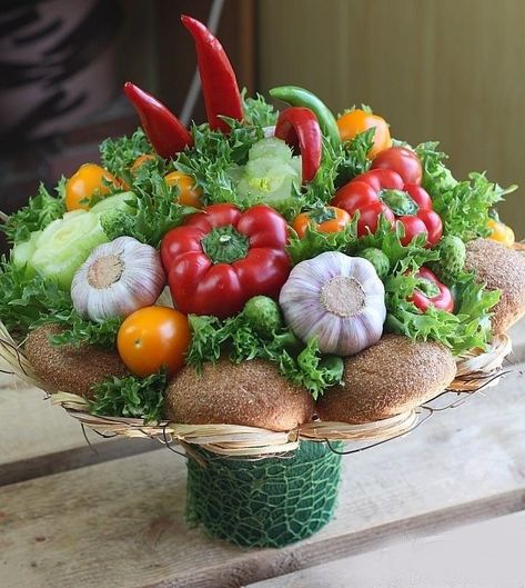 Vegetable Arrangements Floral Design, Fruit Bouquet Ideas, Vegetable Bouquet, Deco Fruit, Food Bouquet, Edible Bouquets, Harvest Basket, Fruit Arrangements, Edible Arrangements